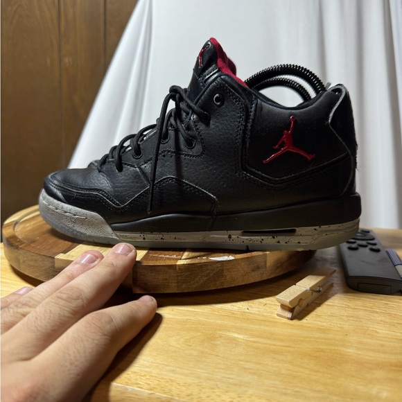 Nike Air Jordan Courtside 23 Boys Size 7Y Black Red Athletic Shoes Sneakers - Picture 1 of 7